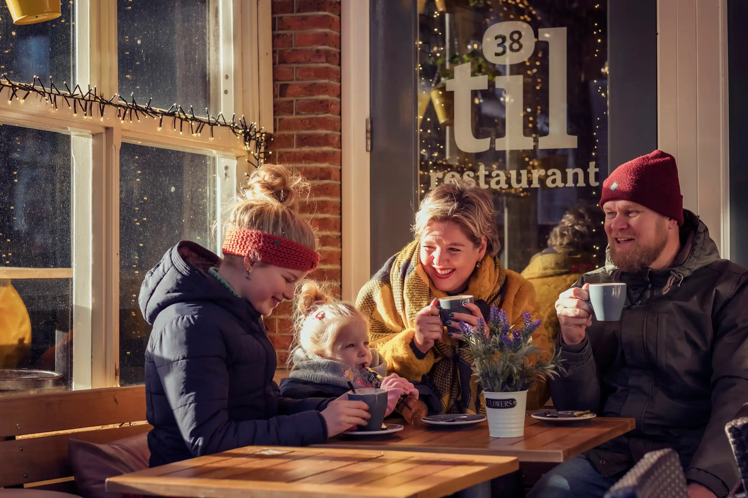 Moeder met twee dochters op het terras